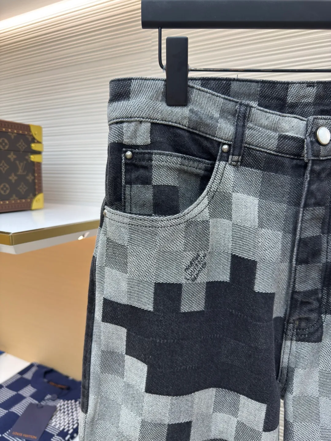 LOUIS VUITTON checkerboard mosaic denim trousers ●Authentic product: Purchased and developed for 15600 ●Item number: 1680020-B40 ●Fabric: denim fabric ●Technology: Jacquard technology ●Version: Fitted version ●Size: 30-32-34-36 ●Weight: about 1250g ●Description: Gradient mosaic plaid fabric developed as it is Restored letter jacquard on denim The minimum order quantity for the pearl hardware laser engraving logo is 6w. The cost of a single pearl button is RMB. The details are processed perfectly. After the garment is ready, the enzyme soaking and washing process is used to make the denim slightly yellowed to show the traces of time. Finally, the buttons are hand-buttoned. Machine equipment cannot be used for buttoning because the button material is pearls. The scrap rate of machine buttoning is 40%. The 13 pearl buttons on the whole body are all hand-buttoned. Unreplicable works of art pay tribute to Fei Dong. The overall wiring is straight and delicate, the fabric is comfortable and soft, and the color is consistent without color difference. It can be matched with the same style to create a fashionable look and control various occasions. Customized accessories, complete with three standards, same style for men and women!